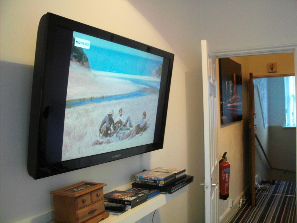 F3 2 Bedroomed Town House - Free Parking - Super 150 Mbps Wifi Near Gavin N Stacey Film House - 1 Free Dog Allowed Barry Cameră foto