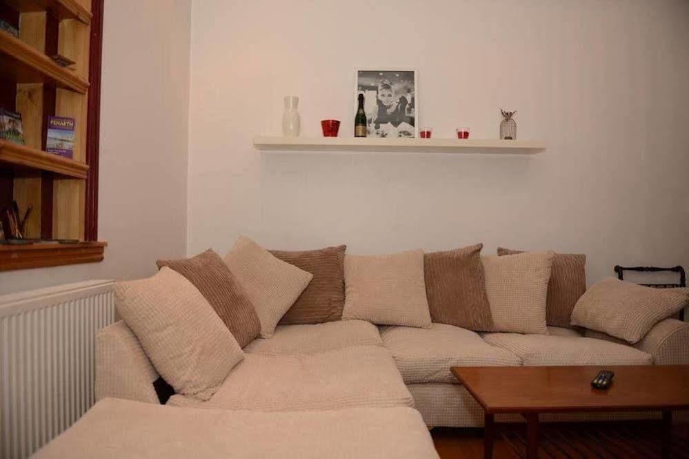 F3 2 Bedroomed Town House - Free Parking - Super 150 Mbps Wifi Near Gavin N Stacey Film House - 1 Free Dog Allowed Barry Exterior foto