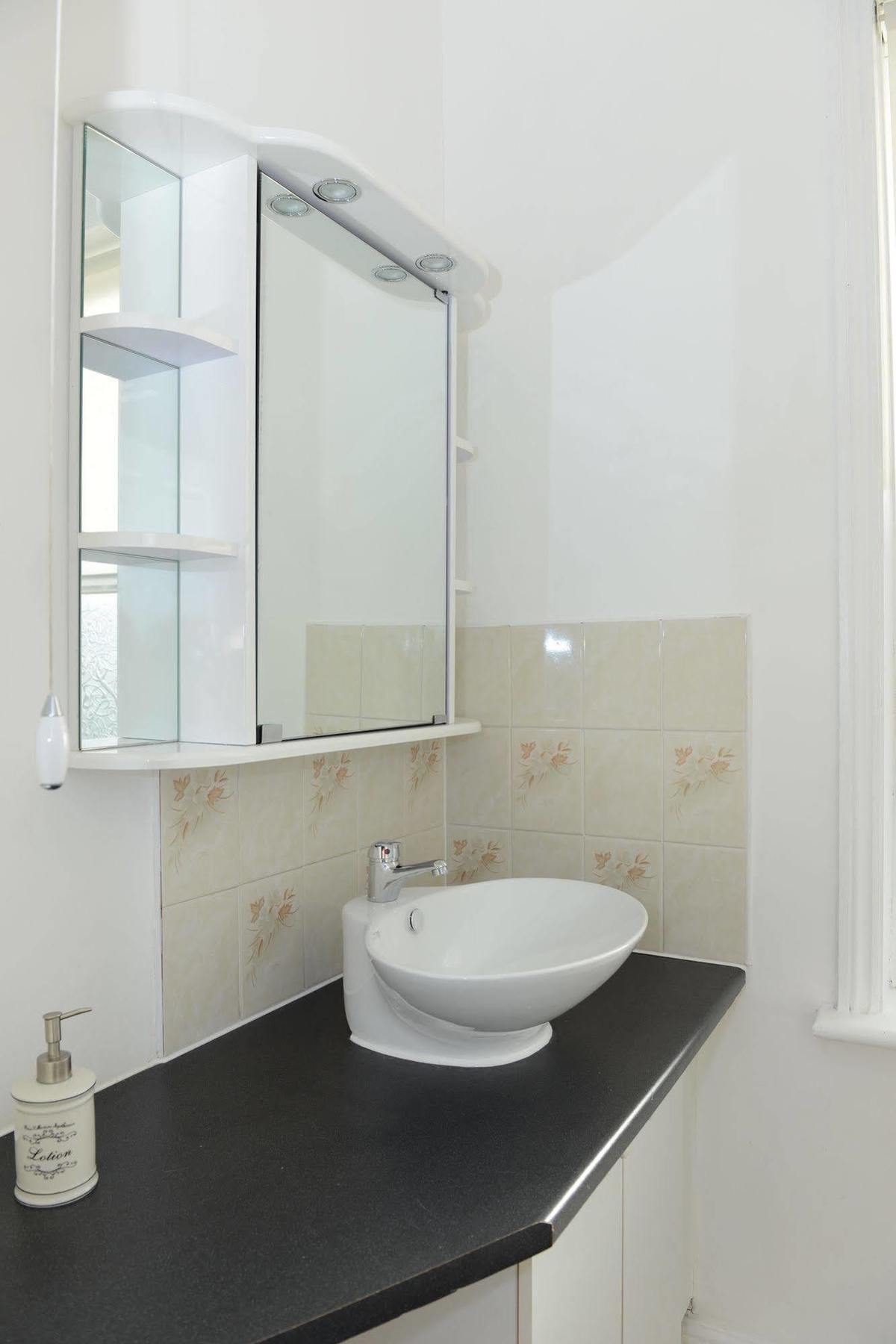 F3 2 Bedroomed Town House - Free Parking - Super 150 Mbps Wifi Near Gavin N Stacey Film House - 1 Free Dog Allowed Barry Exterior foto